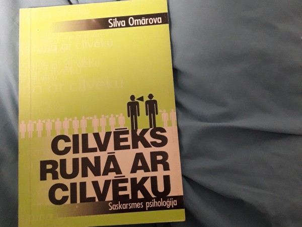 Cilvēks runā ar cilvēku