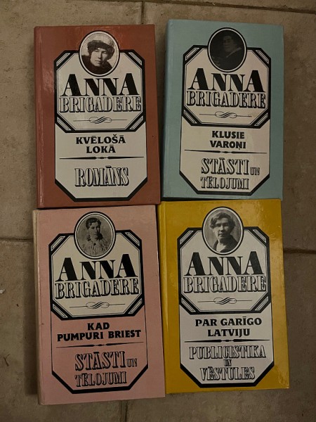 Klusie Varoņi un citas