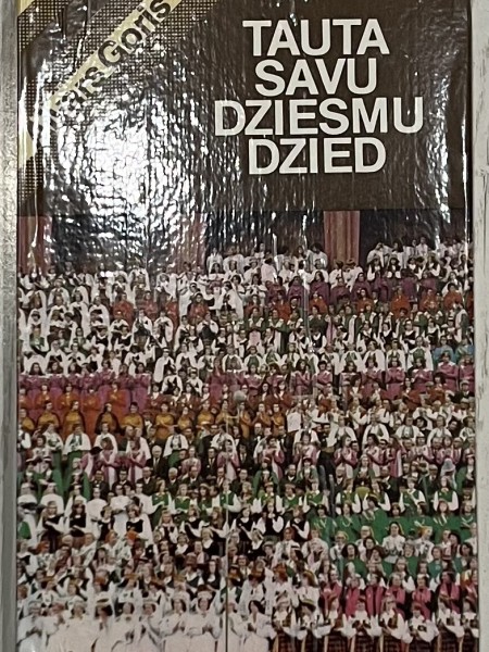 Tauta savu dziesmu dzied