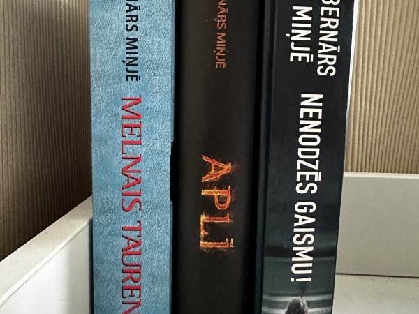 Melnais taurenis ; aplī ; nenodzēs gaismu