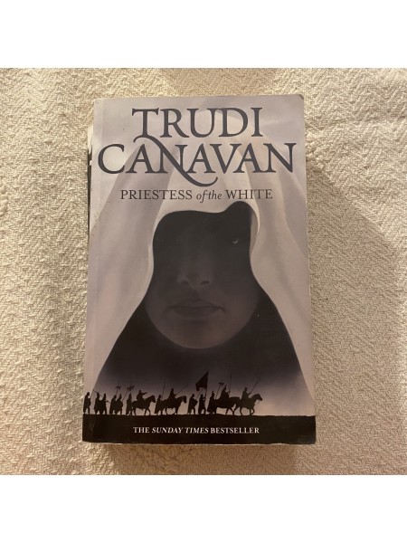 Priestess of the white (Book 1 of Age of the Five)