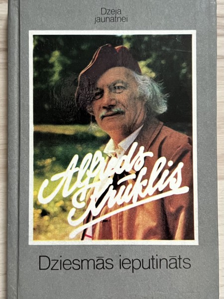 Dziesmās ieputināts