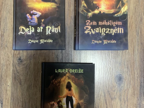 Deja ar Nāvi; Zem Mākslīgām Zvaigznēm; Debesu Lauskas