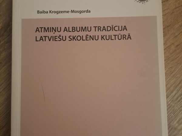 Atmiņu albumu tradīcija latviešu skolēnu kultūrā
