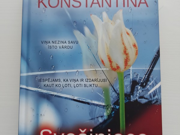 Svešiniece spogulī