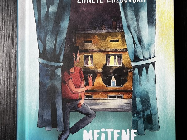 Meitene zilā kleitiņā