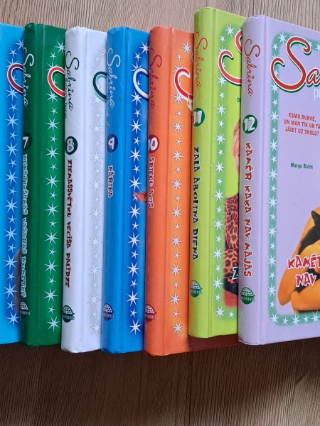 Sabrīna pusaugu burve 13 grāmatas