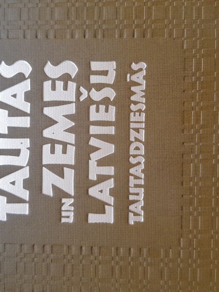 Tautas un zemes latviešu tautas dziesmās