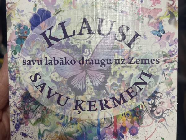 Klausi savu labāko draugu uz Zemes savu ķermeni