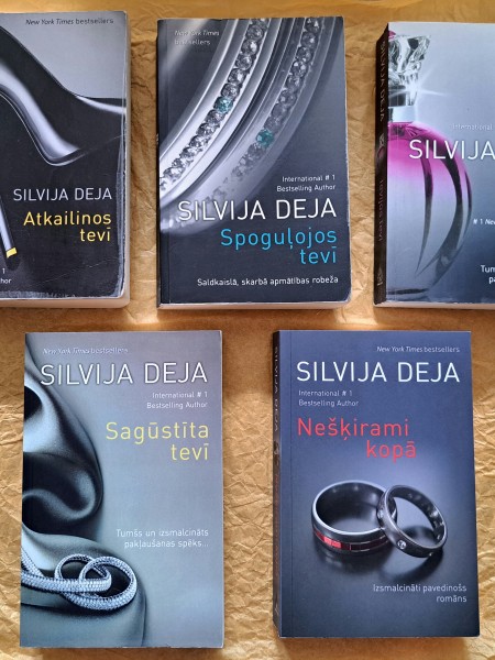 Ievijos Tevī.  Spoguļojos Tevī. Atkailinos Tevī. Sagustīta Tevī. Nešķirami kopā.