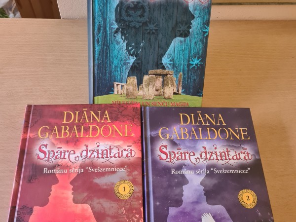 Svešzemniece, Spāre dzintarā 1, Spāre dzintarā 2