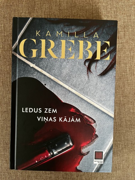 Ledus zem viņas kājām