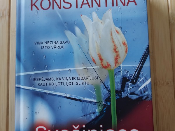 Svešiniece spogulī