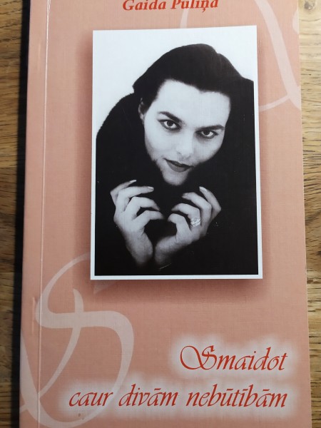 Smaidot caur divām nebūtībām