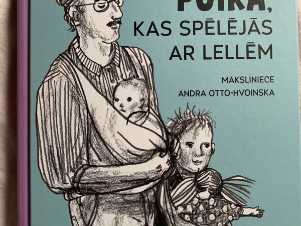 Puika, kas spēlējās ar lellēm