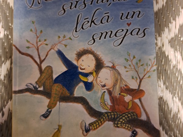 Mana sirsniņa lēkā un smejas