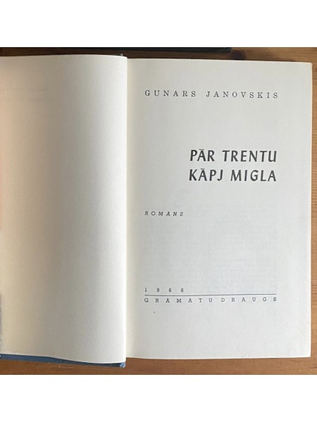 Pār trentu kāpj migla