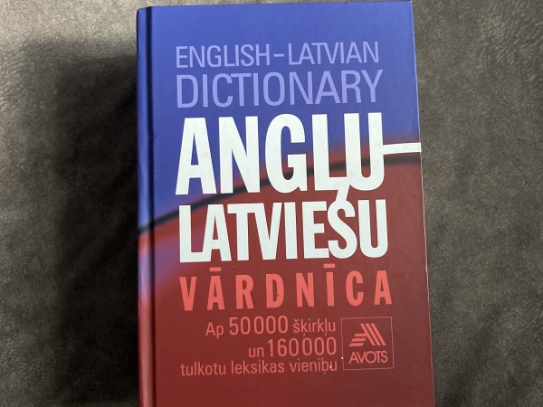 Angļu Latviešu vārdnīca ap 50000 šķirkļi un 160000 tulkotu leksikas vienību