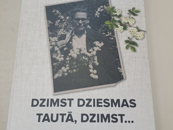 Dzimst dziesmas tautā, dzimst...