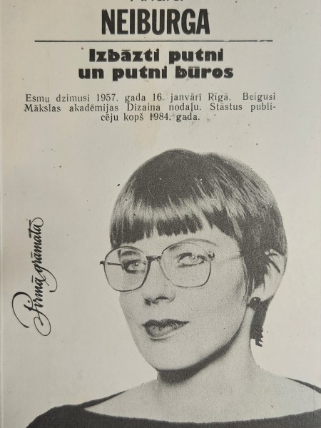 Izbāzti putni un putni būros