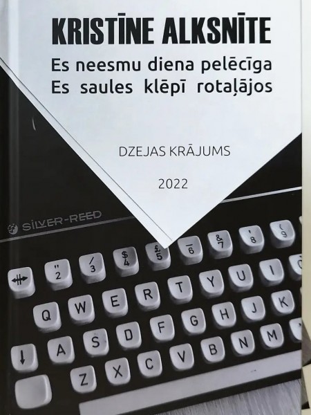 Es neesmu diena pelēcīga. Es saules klēpī rotaļājos