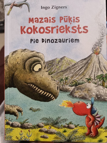 Mazais pūķis Kokosrieksts pie dinozauriem