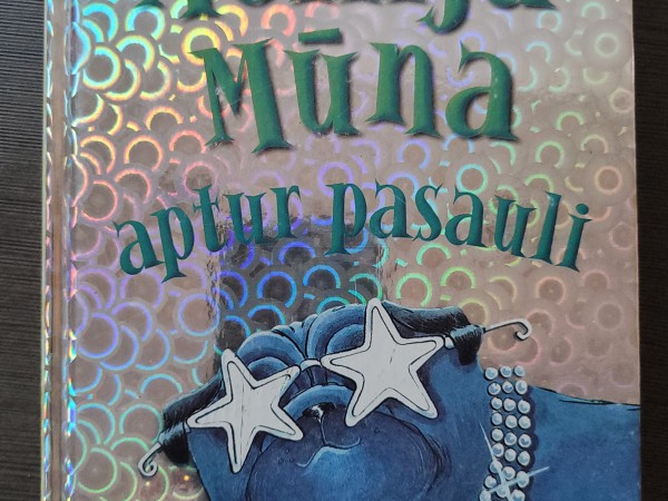 Mollija mūna aptur pasauli