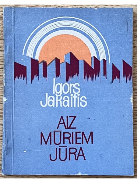 Aiz mūriem jūra