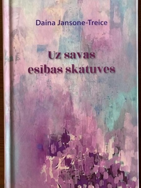 Uz savas esības skatuves
