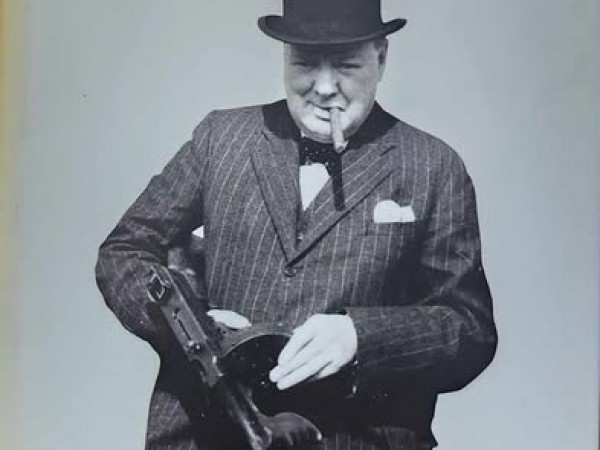 Churchill il nemico degli Italiani (Čērčils itāļu ienaidnieks)