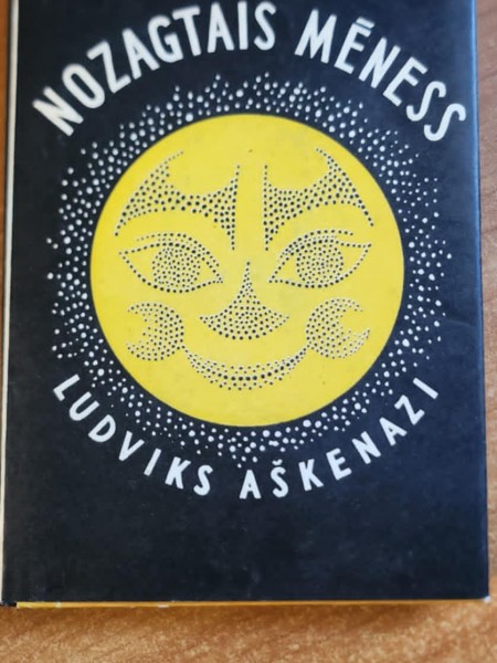 Nozagtais mēness . Sārtā zvaigzne