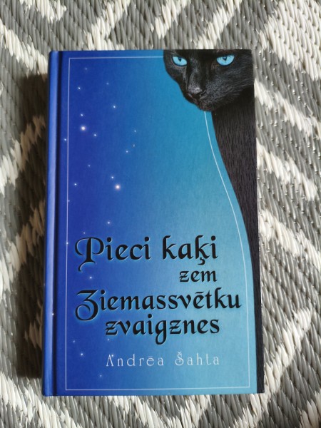 Pieci kaķi zem Ziemassvētku zvaigznes