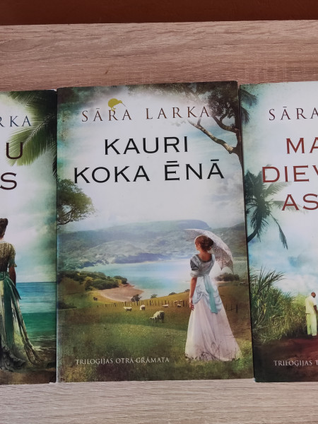 Maoru zelts. Maoru dievietes asaras. Kauri koka ēnā.