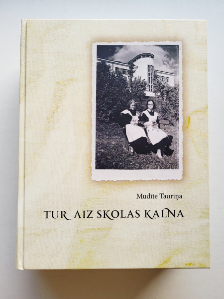 Tur aiz skolas kalna