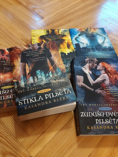 Kaulu, Pelnu, Stikla, Zudušo dvēseļu un Krītošo eņģeļu pilsēta