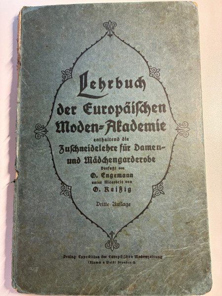 Lehrbuch der Europaichen Moden-Akademie enthaltend die Zuchneiddelehre