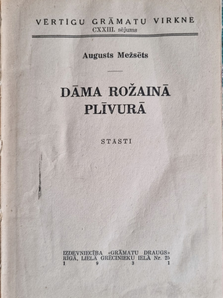 Dāma rožainā plīvurā